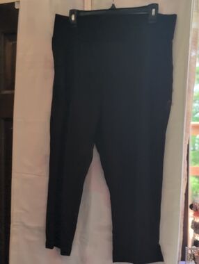 Women's Black Pull-On Capri Pants